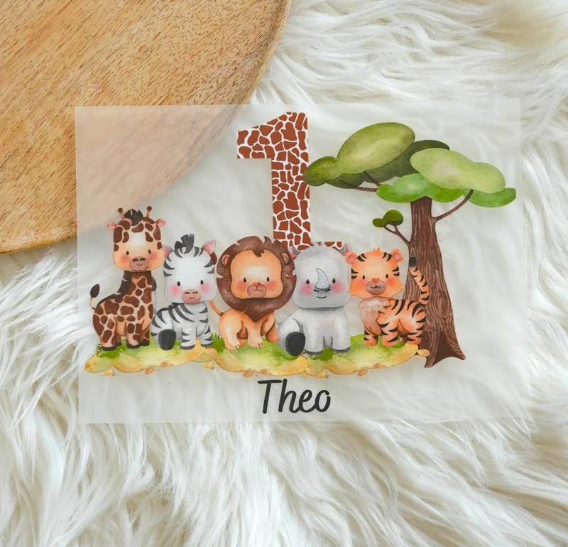 Bügelbild Geburtstag Safari Personalisiert - Dschungeltiere Löwe Giraffe Zebra Wild One Mit Name & Zahl Aufbügelbild Kinder Shirt Bügelbild Geburtstag Safari Personalisiert - Dschungeltiere Löwe Giraffe Zebra Wild One Mit Name & Zahl Aufbügelbild Kinder Shirt von InselKids