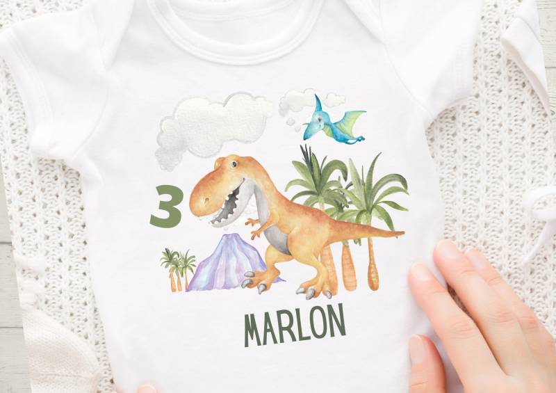 Bügelbild Mit Wunschname Und Alter Personalisiert Fuchs Geburtstagsshirt Dinosaurier Dino T-Rex Bügelbild Mit Wunschname Und Alter Personalisiert Fuchs Geburtstagsshirt Dinosaurier Dino T-Rex von InselKids