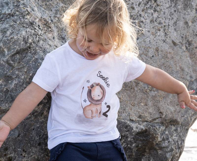 Bügelbild Mit Wunschname Und Alter Personalisiert Fuchs Geburtstagsshirt Löwe Dschungel Wild One Bügelbild Mit Wunschname Und Alter Personalisiert Fuchs Geburtstagsshirt Löwe Dschungel Wild One von InselKids