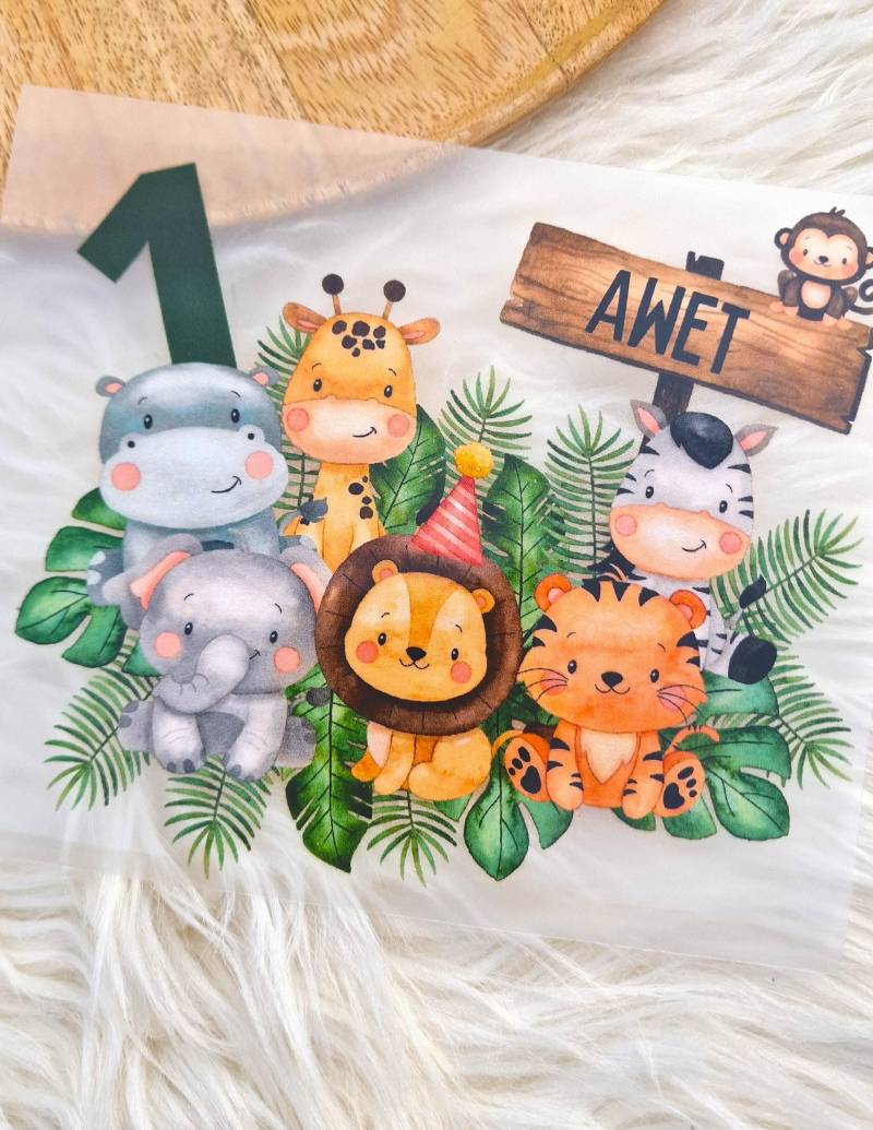 Bügelbild Mit Wunschname Und Alter Personalisiert Geburtstagsshirt Dschungeltiere Safari Löwe Zebra Kinder Geburt Geschenk T-Shirt Bügelbild Mit Wunschname Und Alter Personalisiert Geburtstagsshirt Dschungeltiere Safari Löwe Zebra Kinder Geburt Geschenk T-Shirt von InselKids