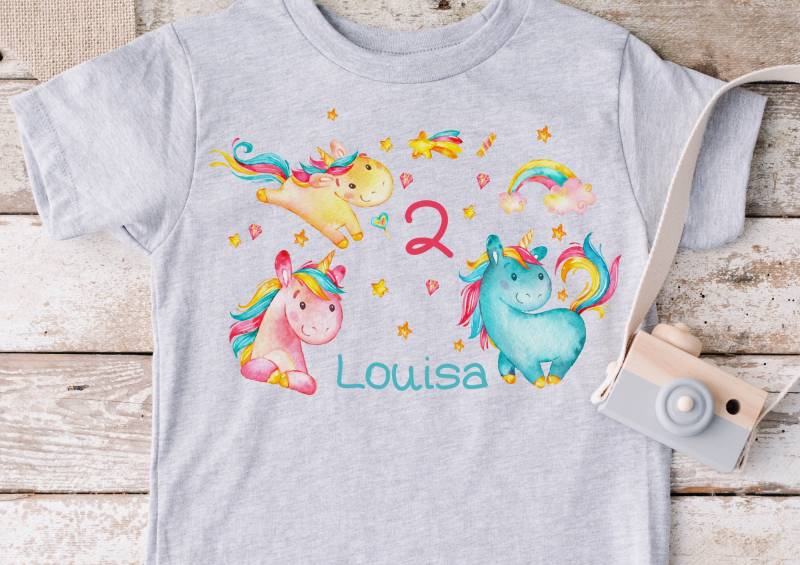 Bügelbild Mit Wunschname Und Alter Personalisiert Geburtstagsshirt Einhorn Regenbogen Sterne Bügelbild Mit Wunschname Und Alter Personalisiert Geburtstagsshirt Einhorn Regenbogen Sterne von InselKids