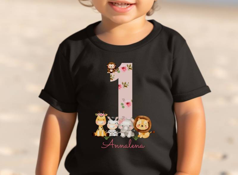 T-Shirt Geburtstagsshirt Personalisiert Geburtstagskind Junge Mädchen Dschungeltiere Safari Giraffe Zebra Löwe Wild One Rosa Pink von InselKids