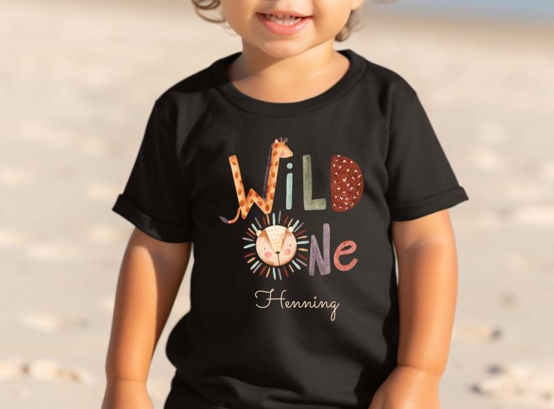 T-Shirt Geburtstagsshirt Personalisiert Geburtstagskind Junge Mädchen Dschungeltiere Safari Giraffe Zebra Löwe Wild One von InselKids