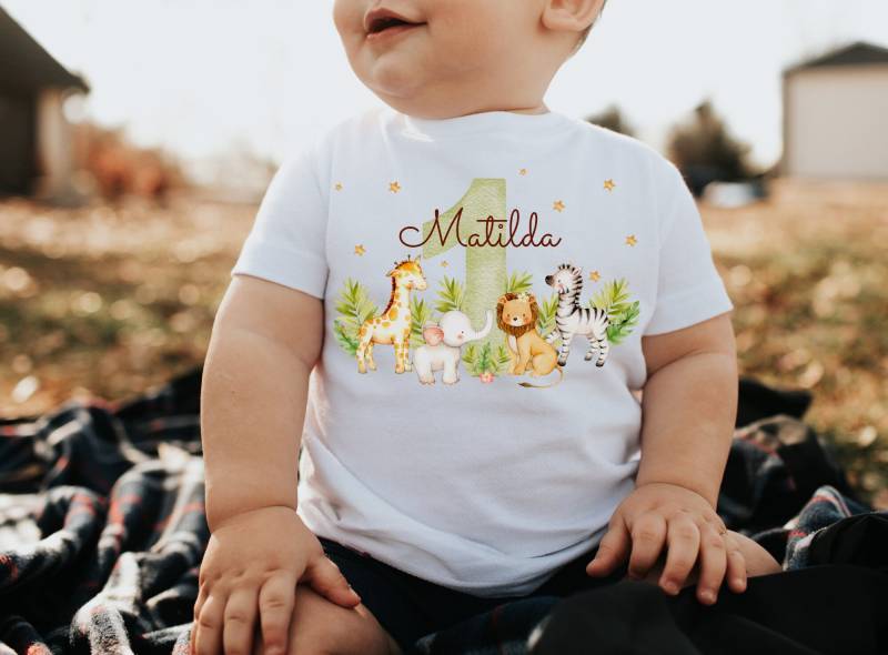 T-Shirt Geburtstagsshirt Personalisiert Geburtstagskind Junge Mädchen Dschungeltiere Safari Giraffe Zebra Löwe Wild One von InselKids
