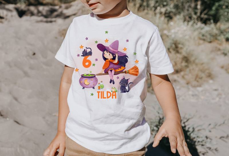 T-Shirt Geburtstagsshirt Personalisiert Geburtstagskind Junge Mädchen Hexe Hexenbesen Halloween Zaubern Hexengeburtstag von InselKids