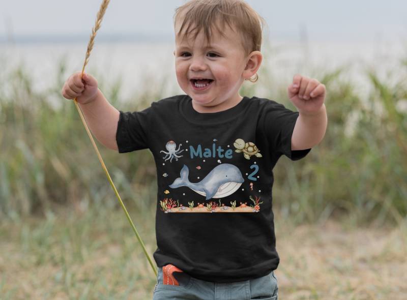 T-Shirt Geburtstagsshirt Personalisiert Geburtstagskind Junge Mädchen Maritim Wal Meer Schildkröte Fisch Unterwasser von InselKids