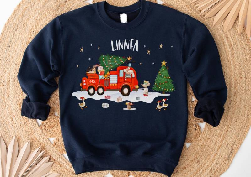 Weihnachtspullover Kinder Personalisiert - Feuerwehr, Mäuse & Tannenbaum Kuscheliger Weihnachts-Sweater von InselKids