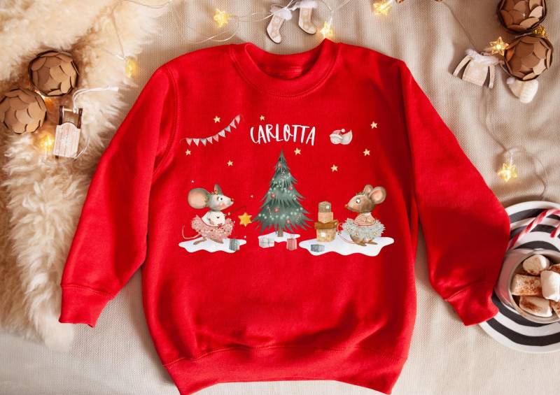 Weihnachtspullover Kinder Personalisiert - Mäuse, Tannenbaum & Geschenke Niedliches Weihnachtsmotiv von InselKids