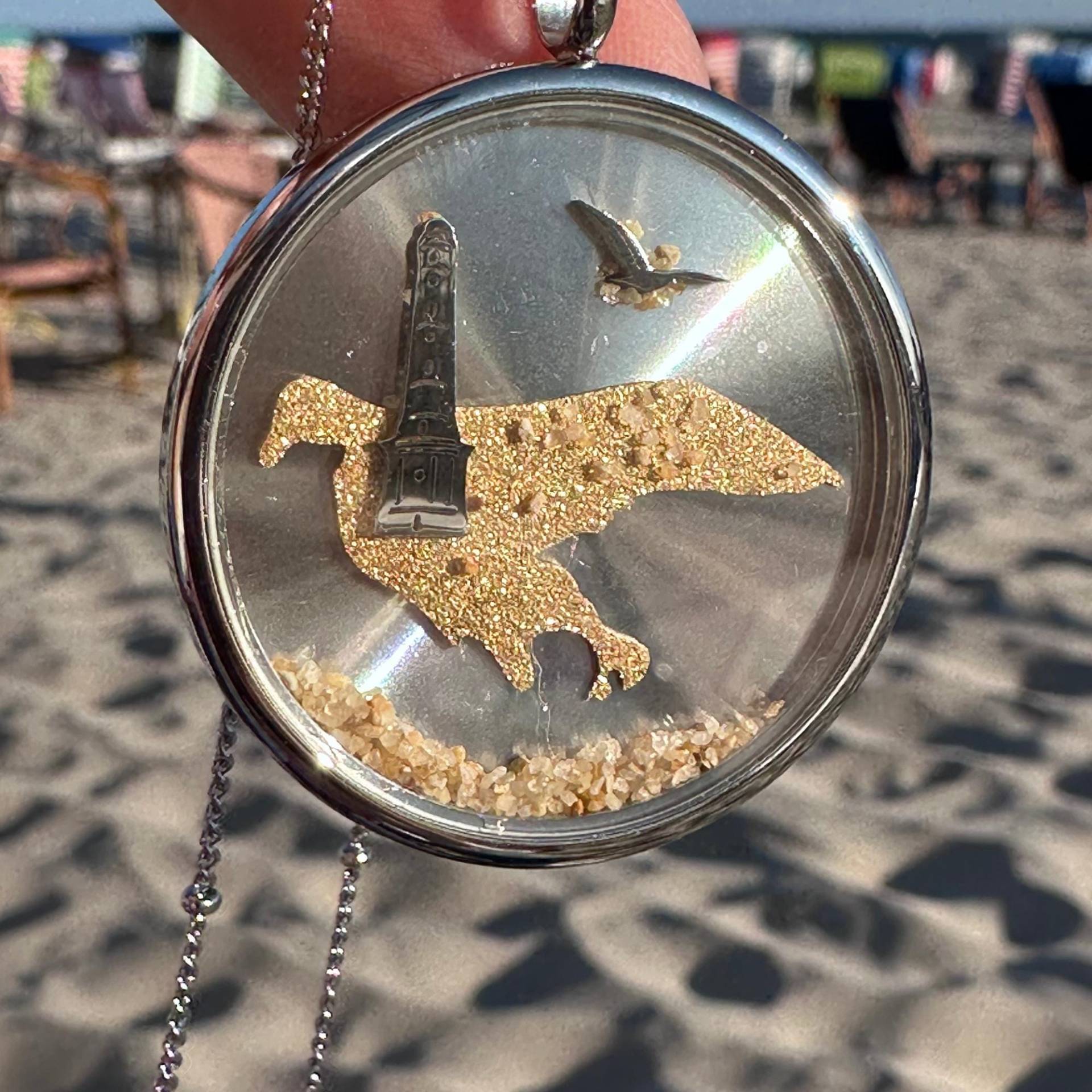 Großes Medaillon „Borkum Mit Möwe & Neuer Leuchtturm" - Edelstahl, Beweglicher Küstensand | Ø 38 Mm Borkumanhänger Borkummedaillon von Inselklunker