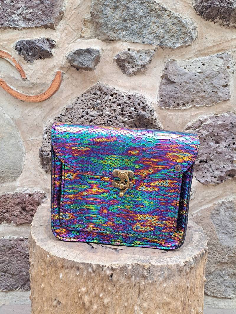 Kunstleder Geldbörse in Schlangen-Optik. Floral Geprägte Innenseite. Handgenähte Details Und Verstellbare Träger von InsideOutCreationsOR