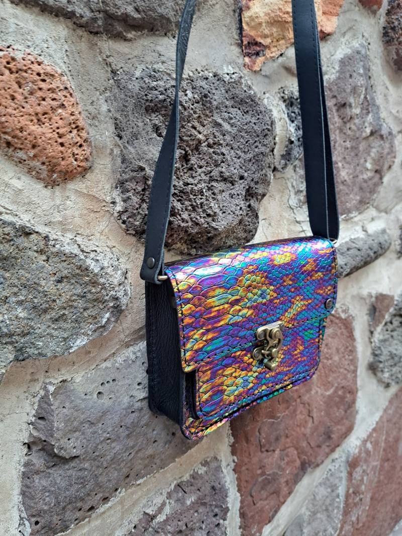 Verstellbarer Geldbeutel Aus Irisierendem Schlangenleder-Imitat Mit Floral Geprägten Innendetails. Handgenähte Geldbörse von InsideOutCreationsOR