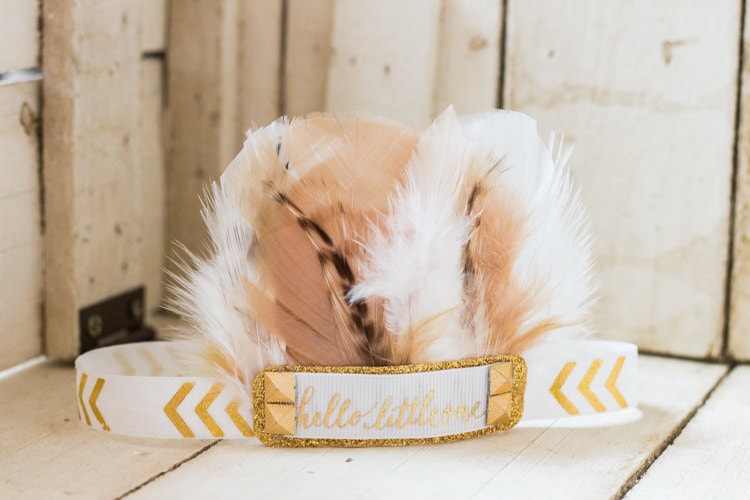 Hello Little One - Weiß Und Gold Feder Stirnband, Indie Kopfschmuck, Krone Hello Little One - Weiß Und Gold Feder Stirnband, Indie Kopfschmuck, Krone von InsideQuinnsCloset