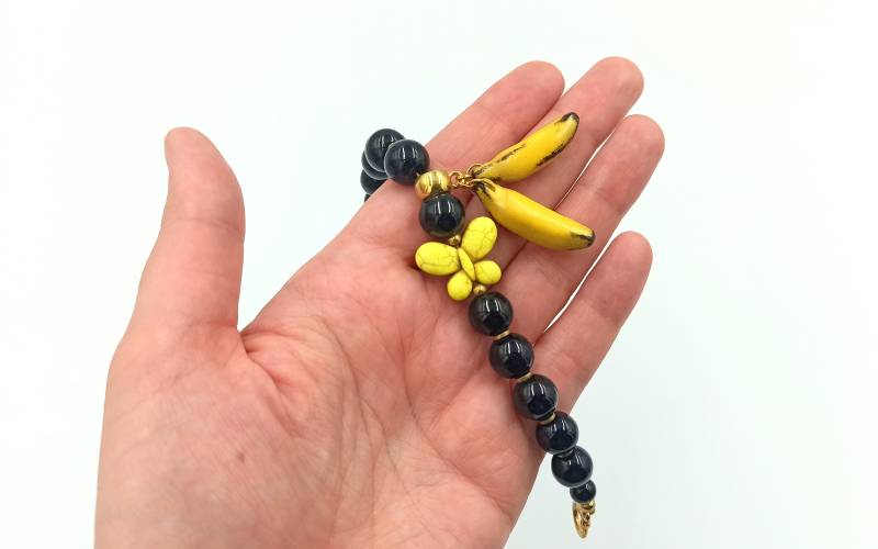 Obst Armband, Bananen Schwarzes Armband Banane, Handgemachtes Minimal Geschenk Für Sie, Schwarz Gelb, Schmetterling von Insoujewelryandbags