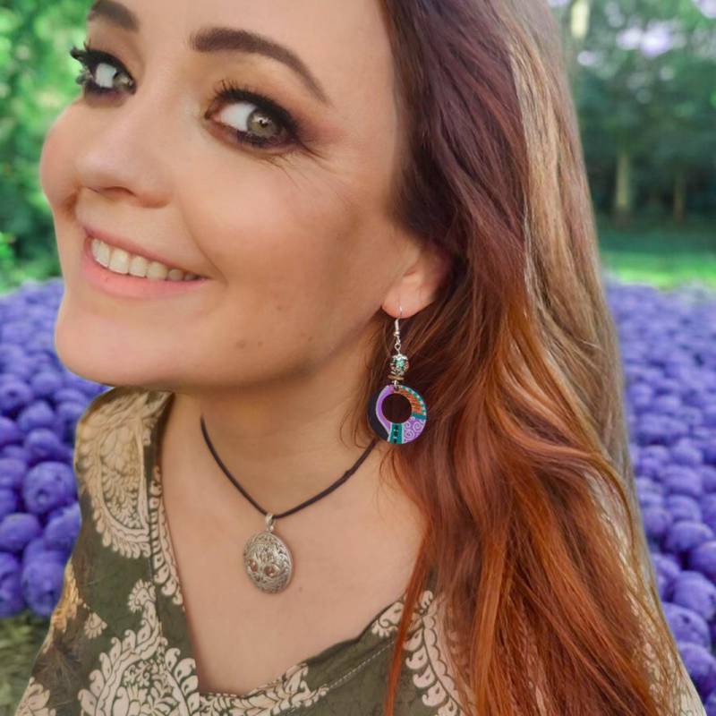 Ohrringe Handbemalt Rund Unikat Nachhaltig Kunstvoll Einzigartig Künstler Bunt Gustav Klimt Hundertwasser Geschenk Lila von InspiArtByLena