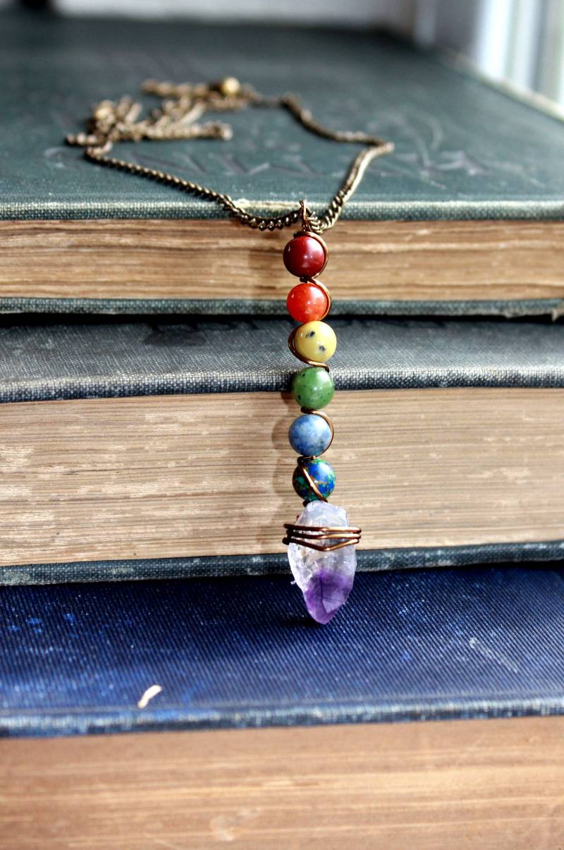 Regenbogen Perlen Und Amethyst Halskette von Inspirary