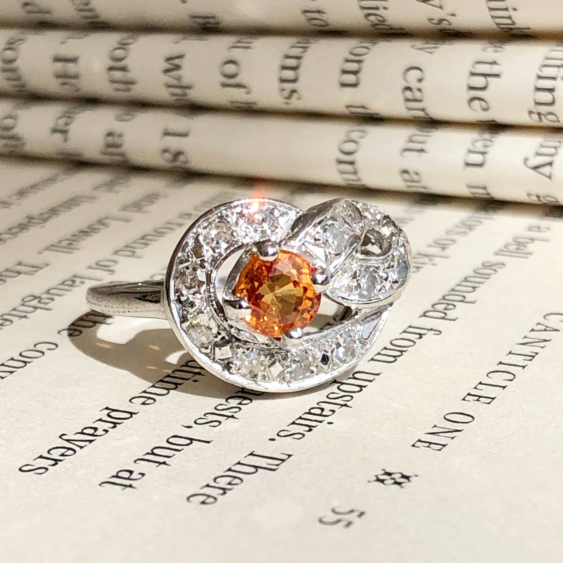 Vintage Weißgold Infinity Style Ring Mit Saphir Und Diamant - Größe 7, 5 Vintage Weißgold Infinity Style Ring Mit Saphir Und Diamant - Größe 7, 5 von InspiredAntiquity