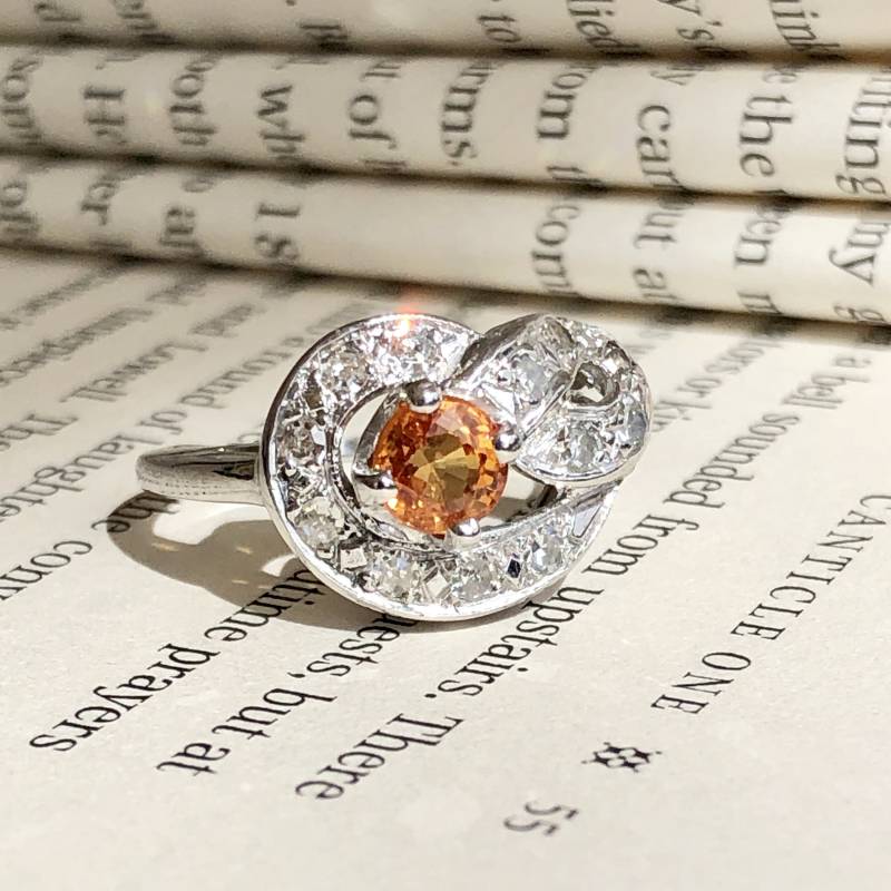 Vintage Weißgold Infinity Style Ring Mit Saphir Und Diamant - Größe 7, 5 Vintage Weißgold Infinity Style Ring Mit Saphir Und Diamant - Größe 7, 5 von InspiredAntiquity