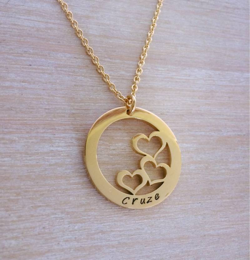 Personalisierte Namenskette - Drei Herzen. Vergoldet Personalisierte Namenskette - Drei Herzen. Vergoldet von InspiredByCal