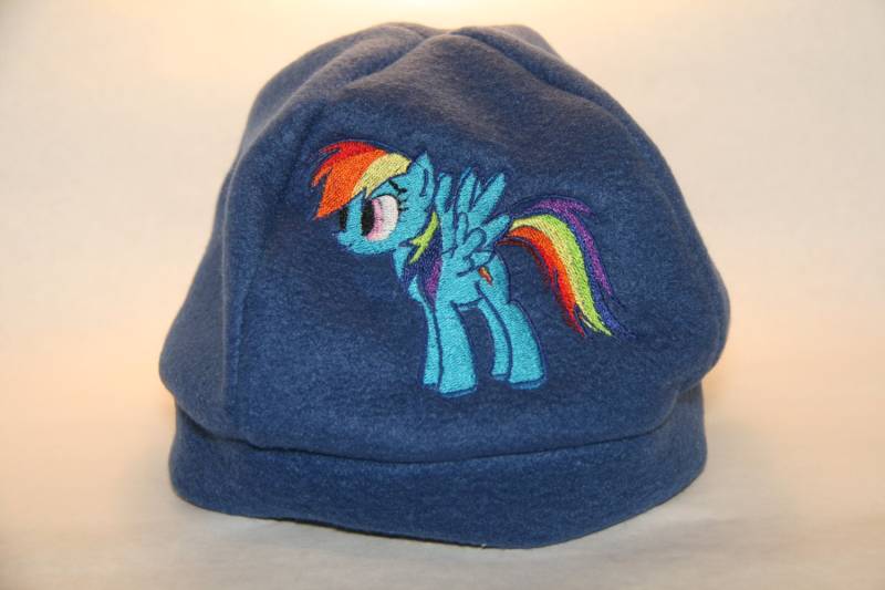 Blaue Regenbogen Dash Bestickte Fleece Beanie - Erwachsene von InspiredByNerd