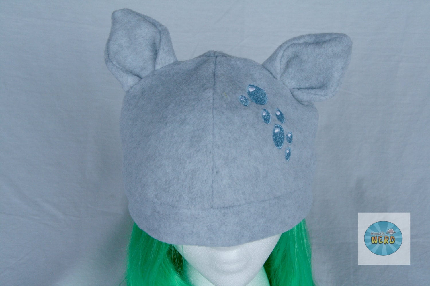 Grau Derpy Hooves Cutie Mark Mit Ohren Bestickte Fleece Mütze - Erwachsene von InspiredByNerd