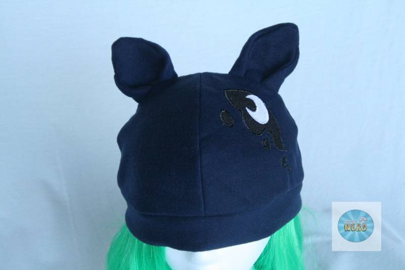 Midnight Blue Prinzessin Luna Cutie Mark Mit Ohren Bestickte Fleece Mütze - Erwachsene von InspiredByNerd