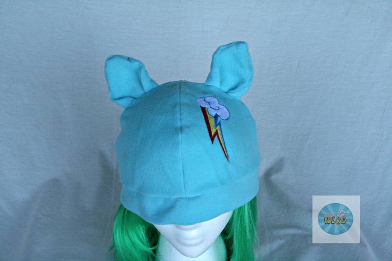 Sky Blue Rainbow Dash Cutie Mark Mit Ohren Bestickte Fleece Beanie - Erwachsene von InspiredByNerd