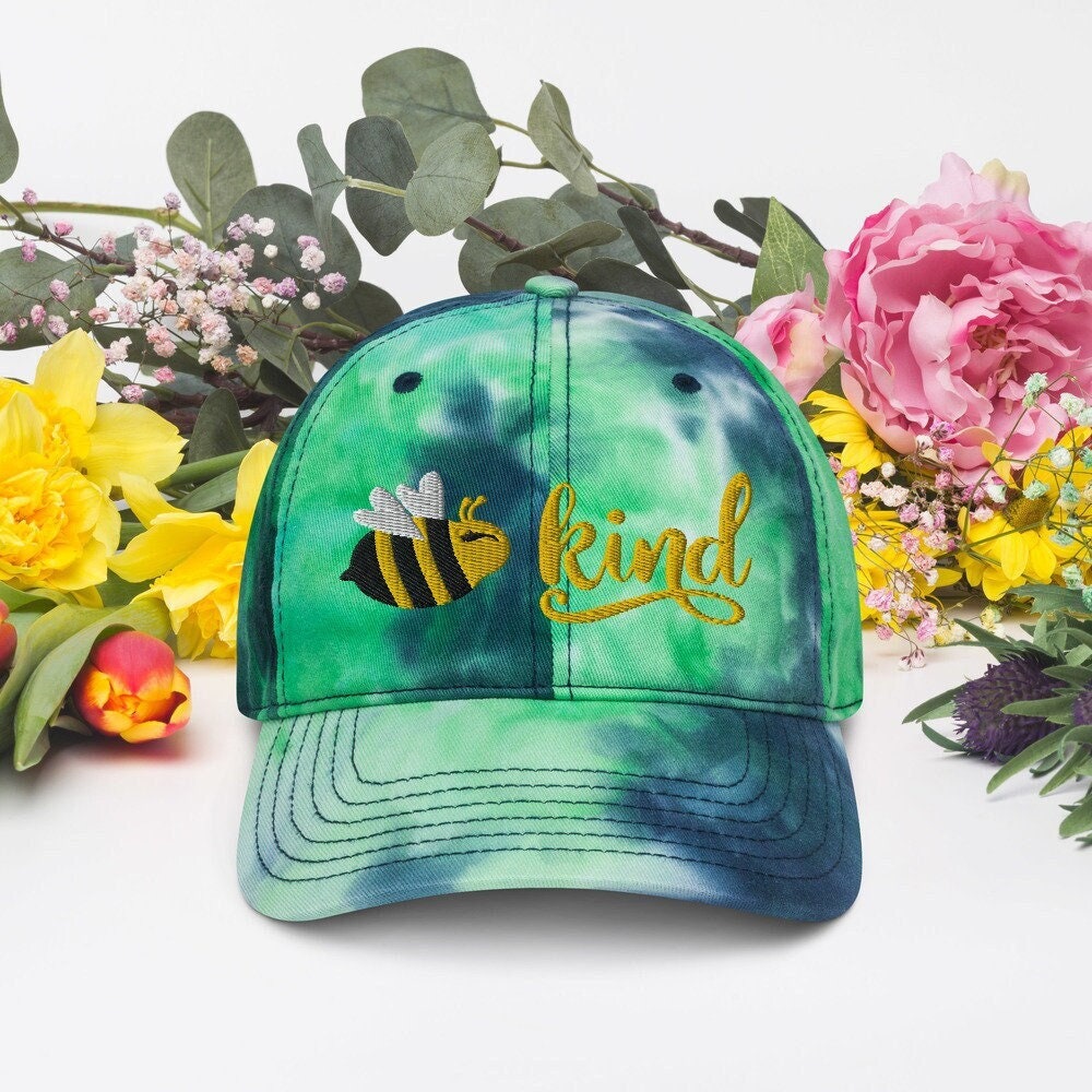 Bee Kind Bestickte Tie Dye Mütze von InspiredRebellion