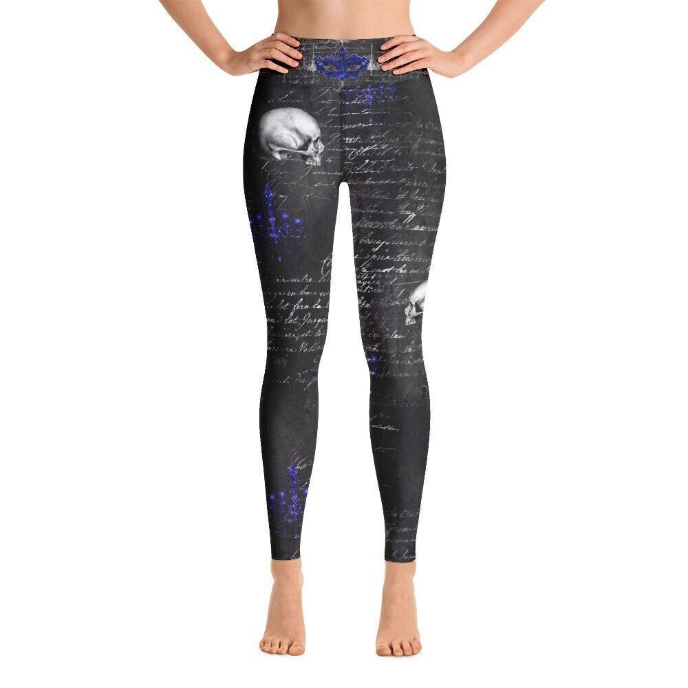 Gothicdebütante Yoga Leggings | Kronleuchter Skull Maskerade von InspiredRebellion