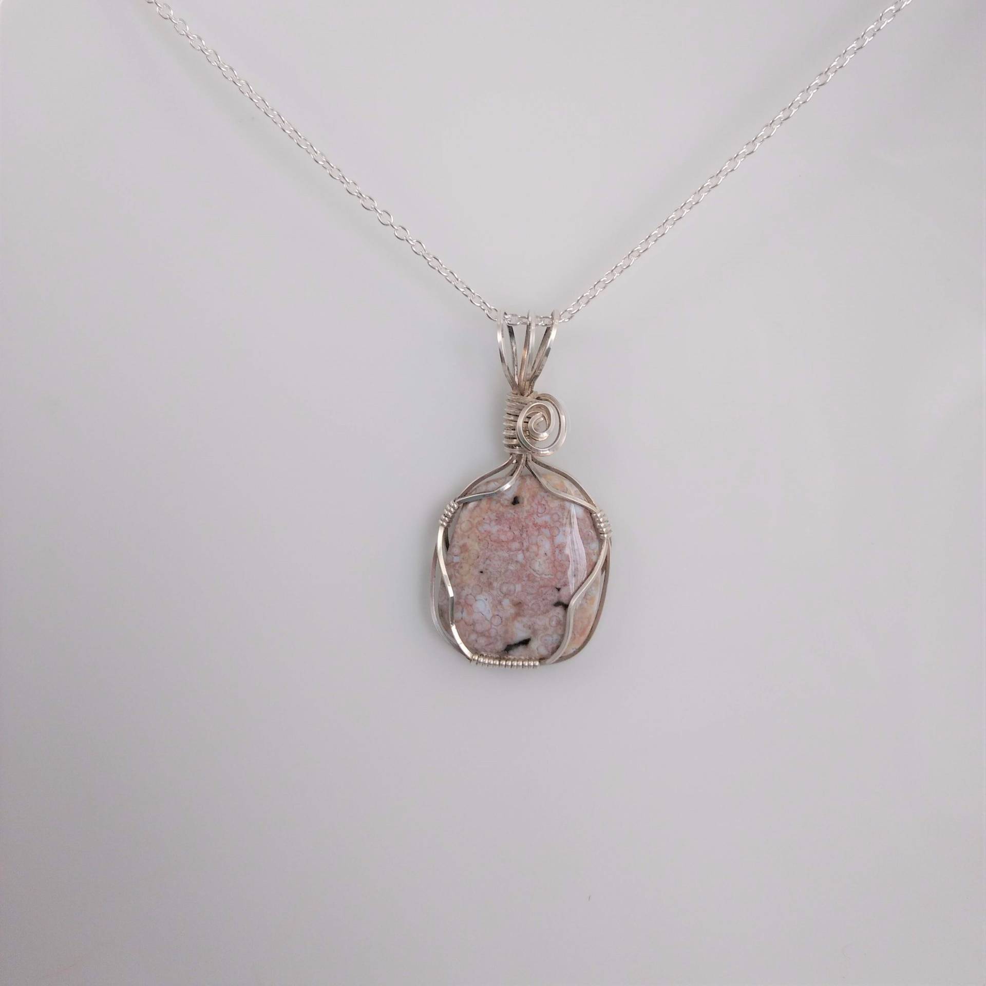 Anhänger Edelstein Jaspis, Pfirsich Hellbraun, Silberdraht Gewickelt An Versilberte Kette Anhänger Edelstein Jaspis, Pfirsich Hellbraun, Silberdraht Gewickelt An Versilberte Kette von InspiredSage