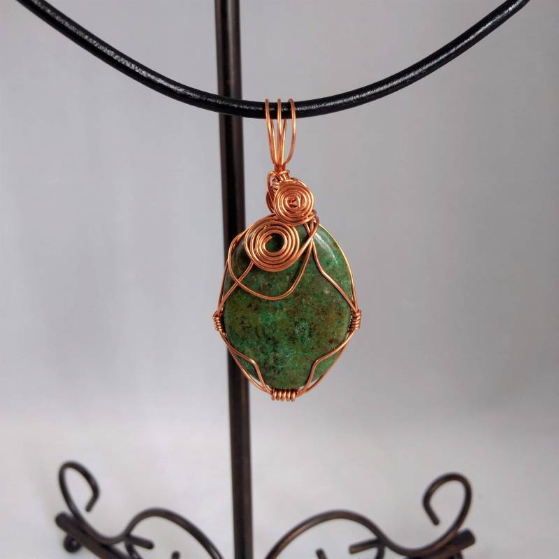 Edelstein Anhänger Kristall, Grüner Chrysokoll, Kupferdraht Gewickelt Auf Schwarzen Lederband, Geschenk Für Sie Edelstein Anhänger Kristall, Grüner Chrysokoll, Kupferdraht Gewickelt Auf Schwarzen Lederband, Geschenk Für Sie von InspiredSage