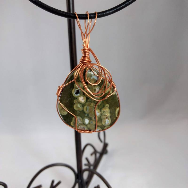 Grüner Rhyolith Edelstein Anhänger Kristall, Kupferdraht Gewickelt Auf Schwarzem Lederband, Geschenk Für Sie Grüner Rhyolith Edelstein Anhänger Kristall, Kupferdraht Gewickelt Auf Schwarzem Lederband, Geschenk Für Sie von InspiredSage