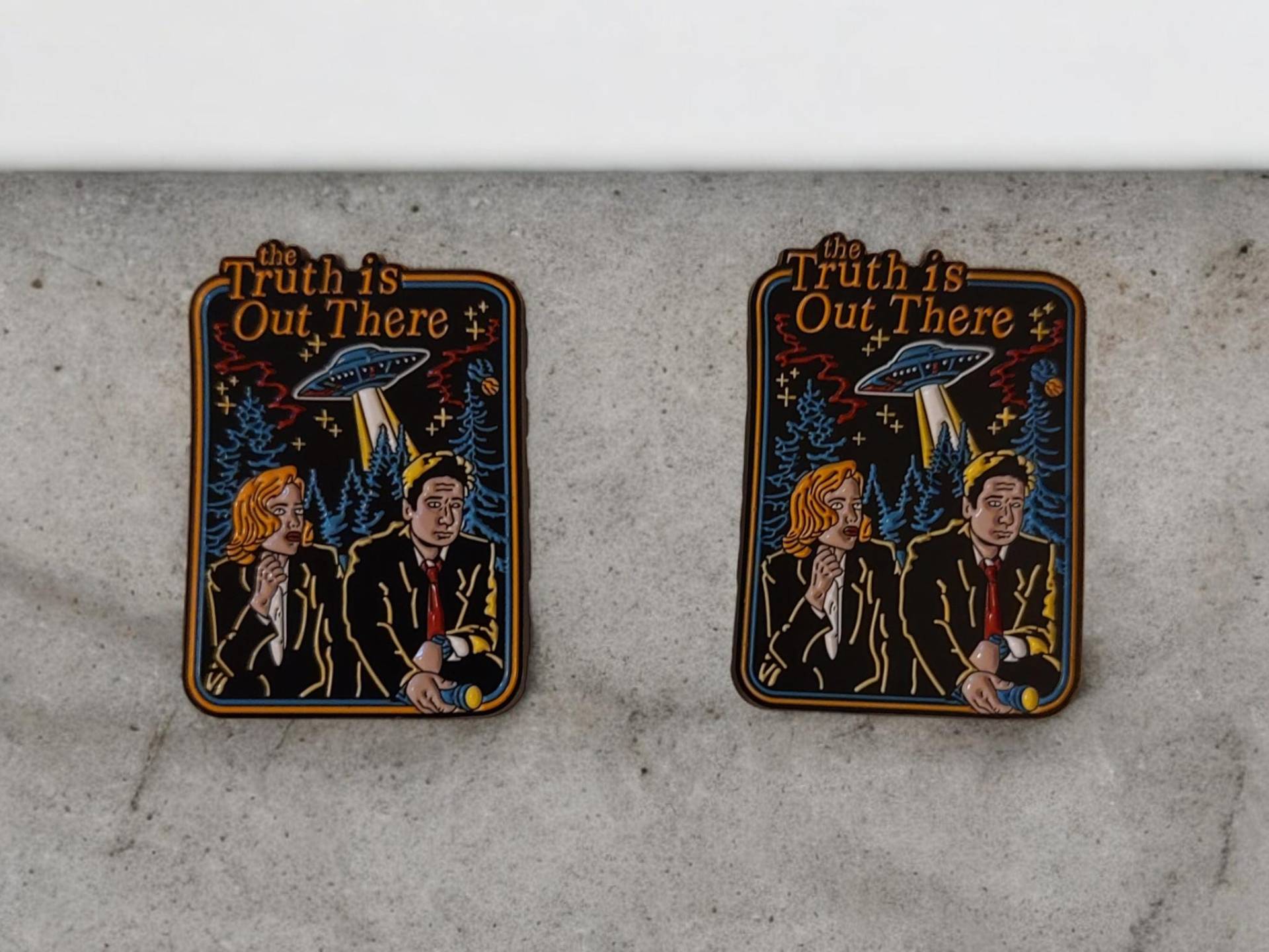 Anstecker Akte X Mulder & Scully X-Series Old Tv Shows Alien Paranormal Ufos The Truth Is Out There Schwarz Blau Pin Kleidung Rucksack Anstecker Akte X Mulder & Scully X-Series Old Tv Shows Alien Paranormal Ufos The Truth Is Out There Schwarz Blau Pin Kleidung Rucksack von InspiredbyJulez