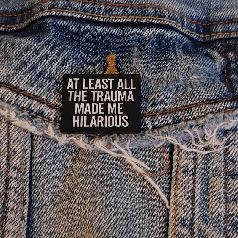 Anstecker At Least All The Trauma Made Me Hilarious Schwarz Weißer Pin Mit Spruch Sprüche Brosche Deko Mode Taschen Kleidung von InspiredbyJulez