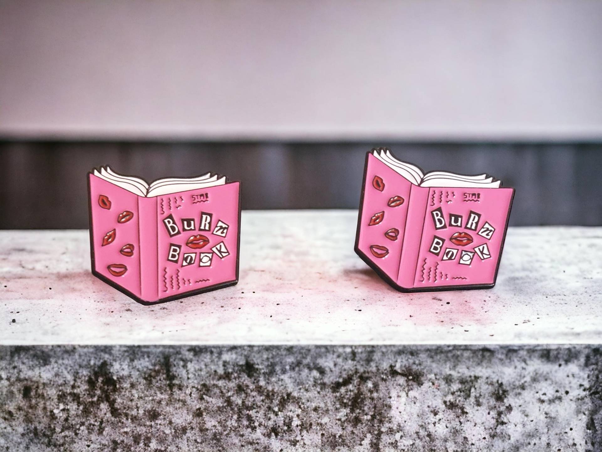 Anstecker Burn Book Mean Girls Get in Looser Pinkes Buch High School Pin Deko Kleidung Rucksack Emaille Geschenkidee Anstecker Burn Book Mean Girls Get in Looser Pinkes Buch High School Pin Deko Kleidung Rucksack Emaille Geschenkidee von InspiredbyJulez