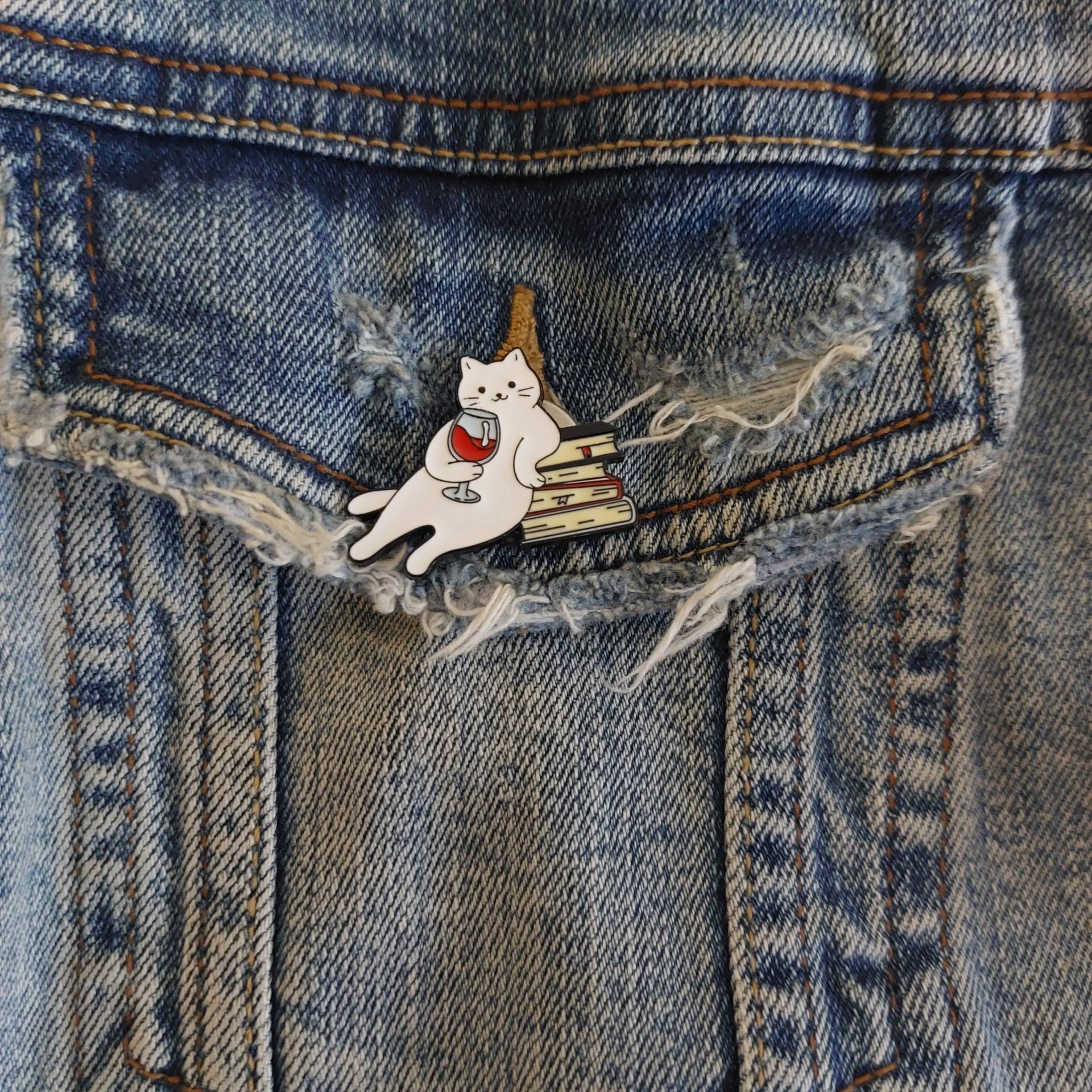 Anstecker Cute White Cat Books & Wine Is All I Need - Book Lover Wine Crazy Cat Lady Pin Hard Enamel von InspiredbyJulez