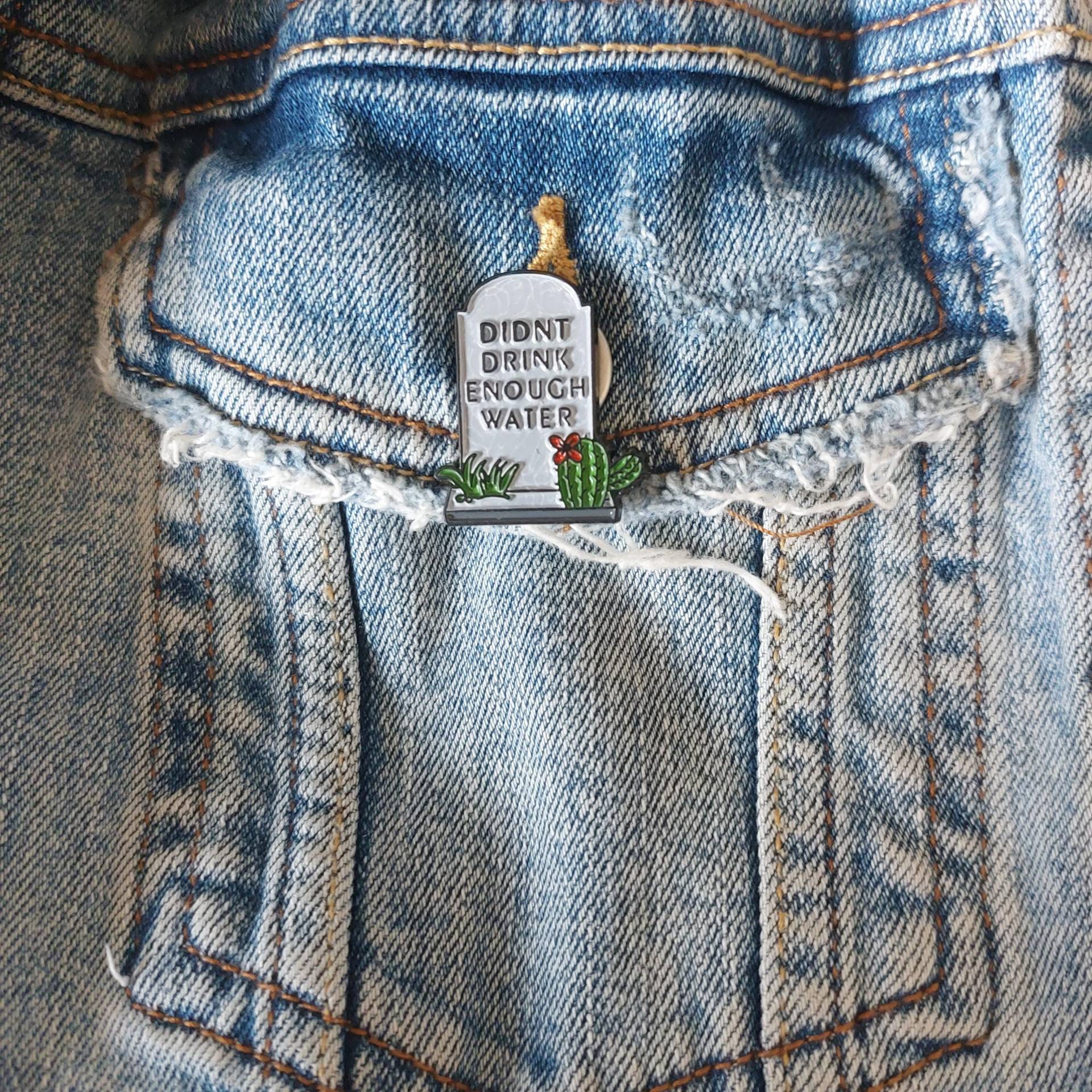 Anstecker Didnt Drink Enough Water Grabstein Pin Lustiger Parodie Water Break Kaktus Mit Spruchmode Taschen Kleidung von InspiredbyJulez