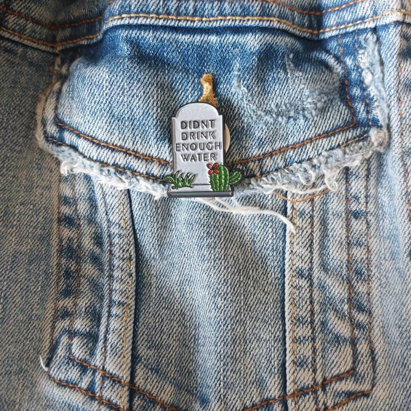Anstecker Didnt Drink Enough Water Grabstein Pin Lustiger Parodie Water Break Kaktus Mit Spruchmode Taschen Kleidung von InspiredbyJulez