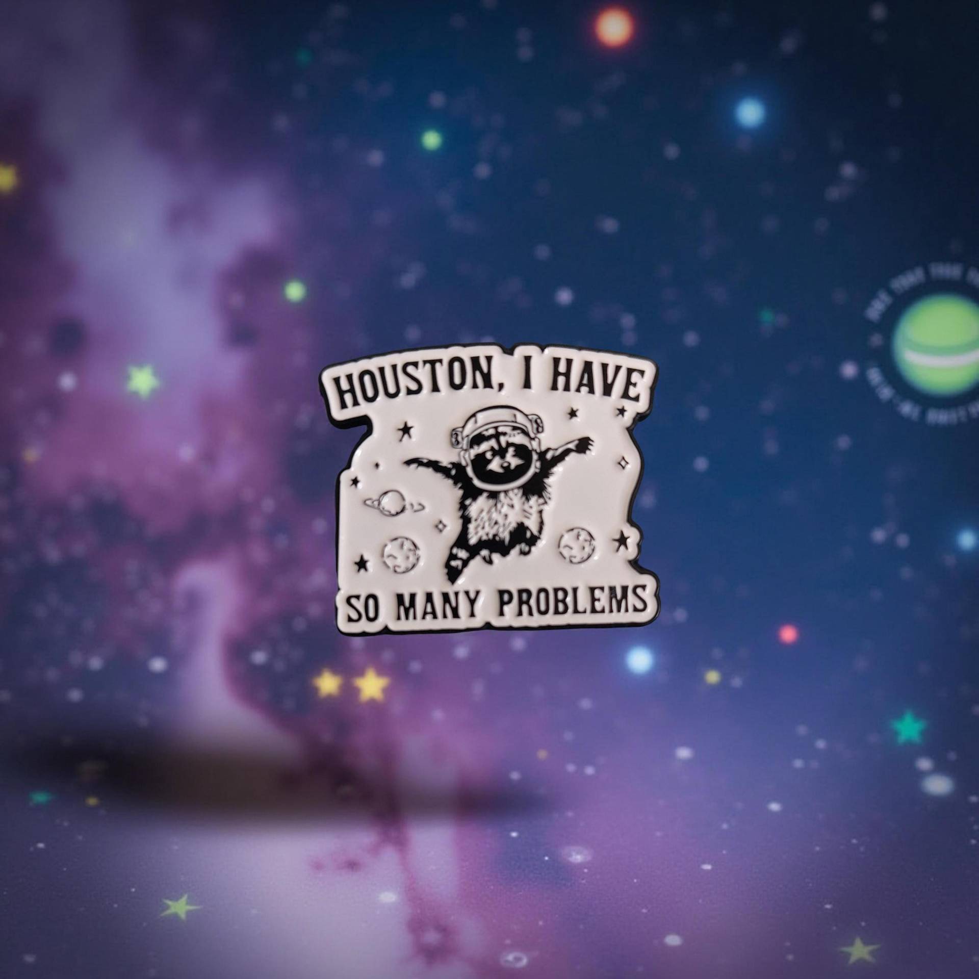 Anstecker Houston I Have So Many Problems Cute Funny Space Pin Waschbär Im All Hard Enamel Lustige Planeten Comic Art von InspiredbyJulez
