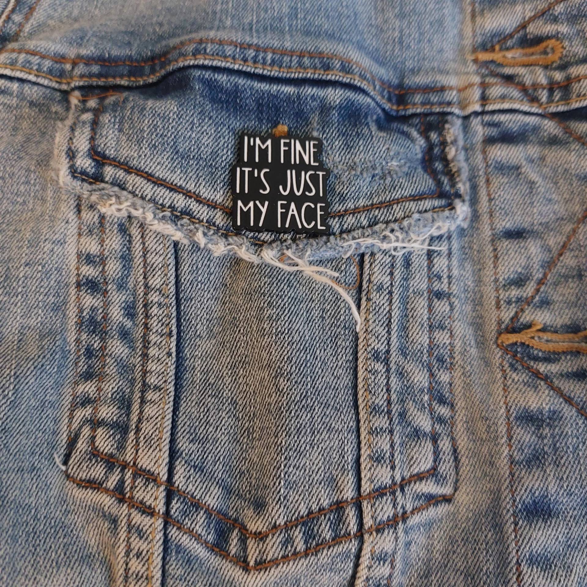 Anstecker I Am Fine Its Just My Face Schwarz Weißer Pin Mit Spruch Lustige Sprüche Brosche Deko Mode Taschen Kleidung Anstecker I Am Fine Its Just My Face Schwarz Weißer Pin Mit Spruch Lustige Sprüche Brosche Deko Mode Taschen Kleidung von InspiredbyJulez