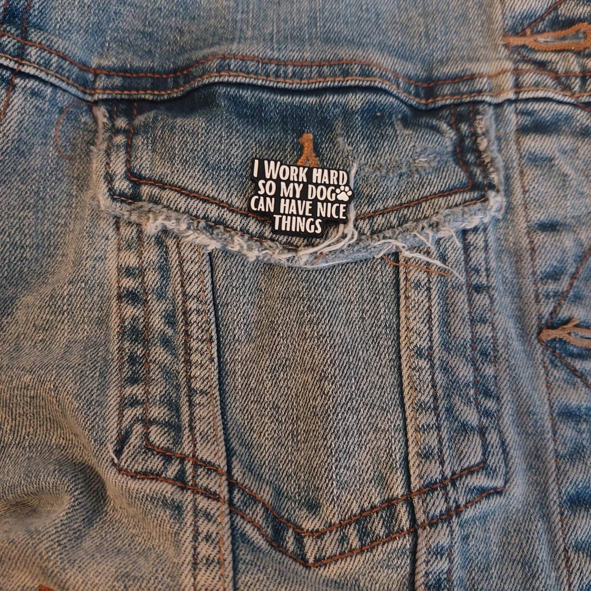Anstecker I Work Hard So My Dog Can Have Nice Things Lover Mum Dad Broschen Mode Taschen Kleidung Pin Schwarz Weiß Anstecker I Work Hard So My Dog Can Have Nice Things Lover Mum Dad Broschen Mode Taschen Kleidung Pin Schwarz Weiß von InspiredbyJulez
