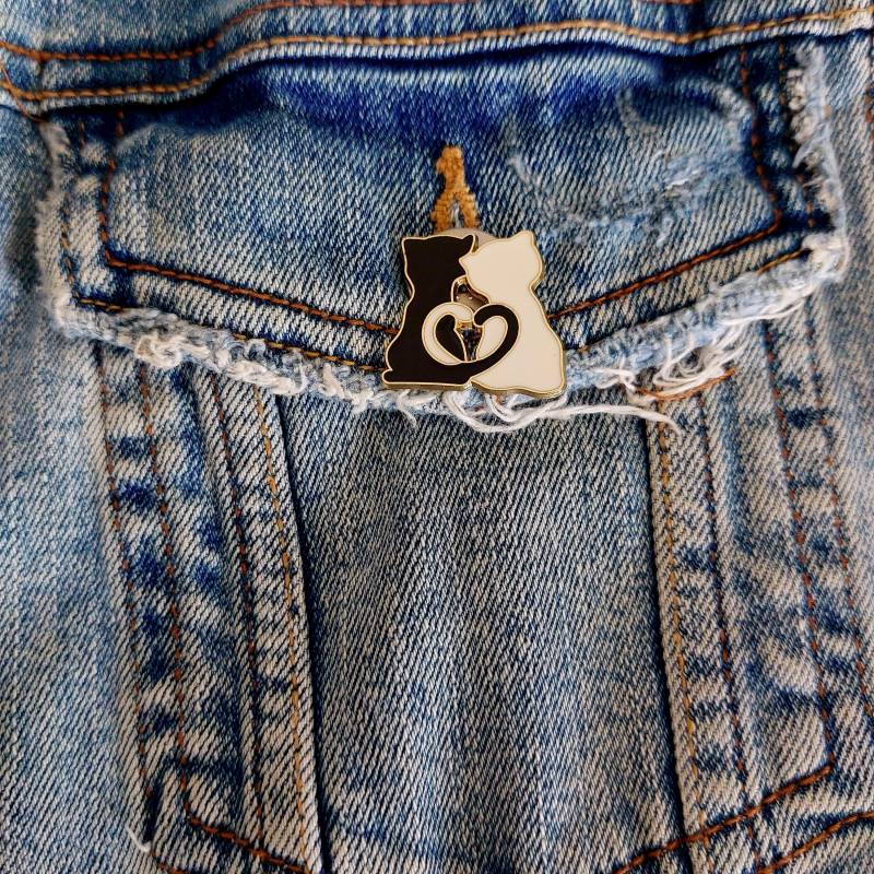 Anstecker Katzen Schwarz Weiße Cats Ying & Yang - Couple Pin Zusammen Ist Man Besser Alleine Süßes Katzenpärchen von InspiredbyJulez