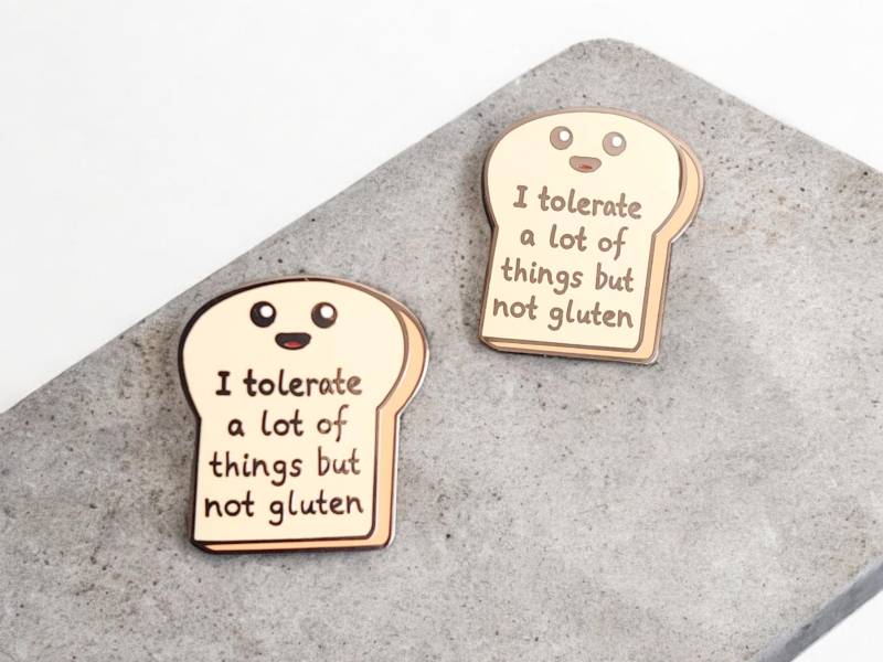 Anstecker Kleines Brot Toast I Tolerate A Lot Of Things But Not Gluten Unverträglichkeit Lustig Pin Deko Kleidung Rucksack Anstecker Kleines Brot Toast I Tolerate A Lot Of Things But Not Gluten Unverträglichkeit Lustig Pin Deko Kleidung Rucksack von InspiredbyJulez