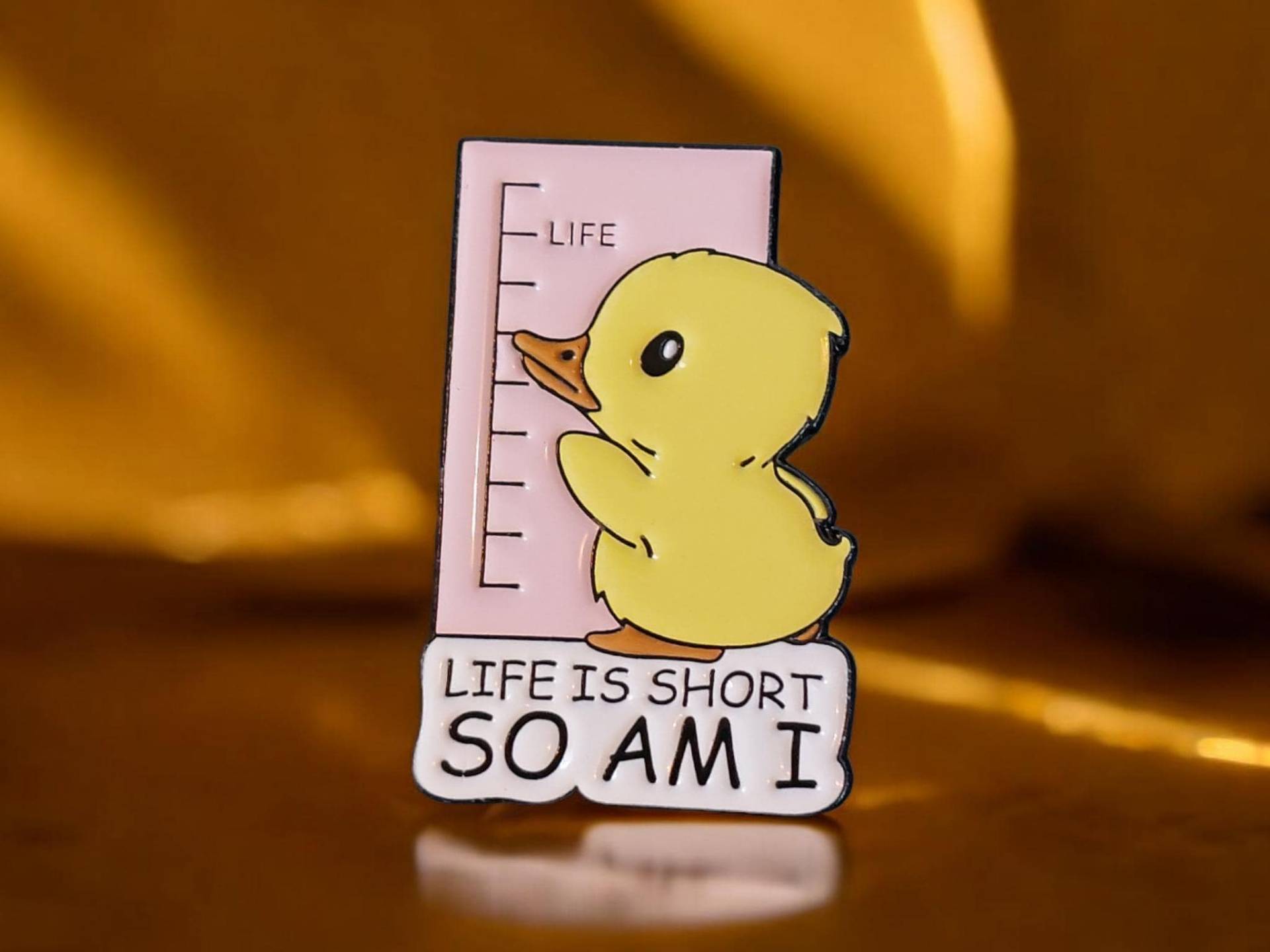 Anstecker Life Is Short So Am I - Kleine Süße Ente Mit Maßband Gelb Rosa Pin Hard Enamel Gelbe Ente Deko Tasche von InspiredbyJulez