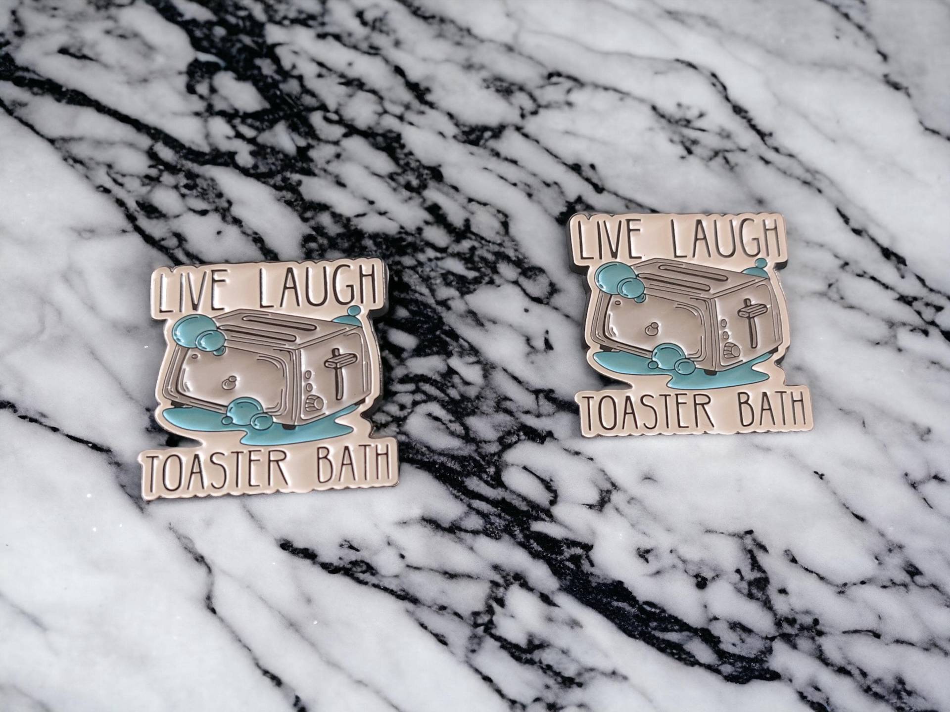 Anstecker Live Love Toaster Bath Pin Mit Spruch Brosche Deko Mode Taschen Kleidung Lustig Parodie Eat Pray Love Anstecker Live Love Toaster Bath Pin Mit Spruch Brosche Deko Mode Taschen Kleidung Lustig Parodie Eat Pray Love von InspiredbyJulez