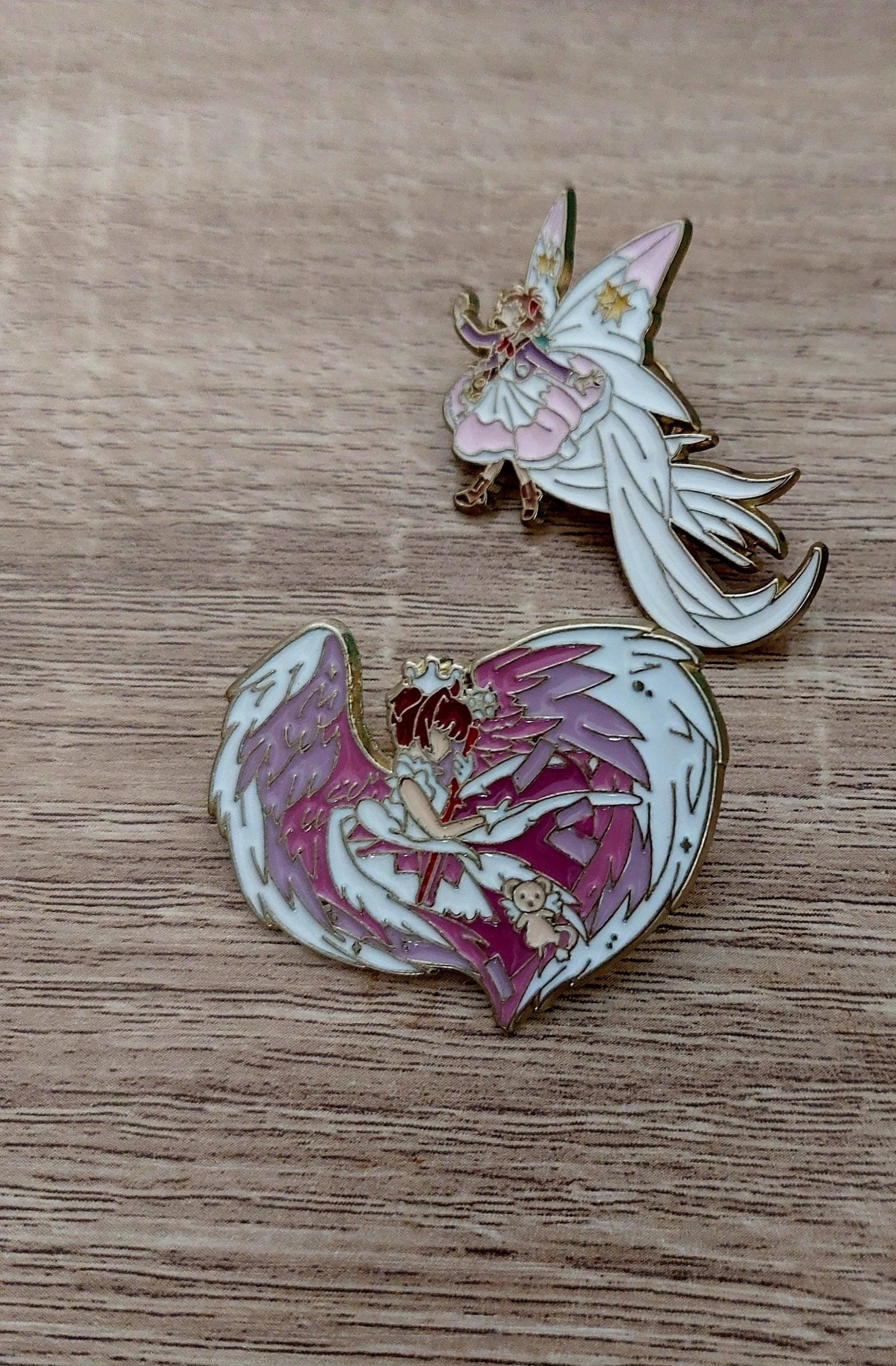 Anstecker Sakura 2Er Set Big The Card Captor Kerberos Weiß Rosa Brosche Taschen Kleidung Magical Girl Big Hard Enamel Pin Anstecker Sakura 2Er Set Big The Card Captor Kerberos Weiß Rosa Brosche Taschen Kleidung Magical Girl Big Hard Enamel Pin von InspiredbyJulez