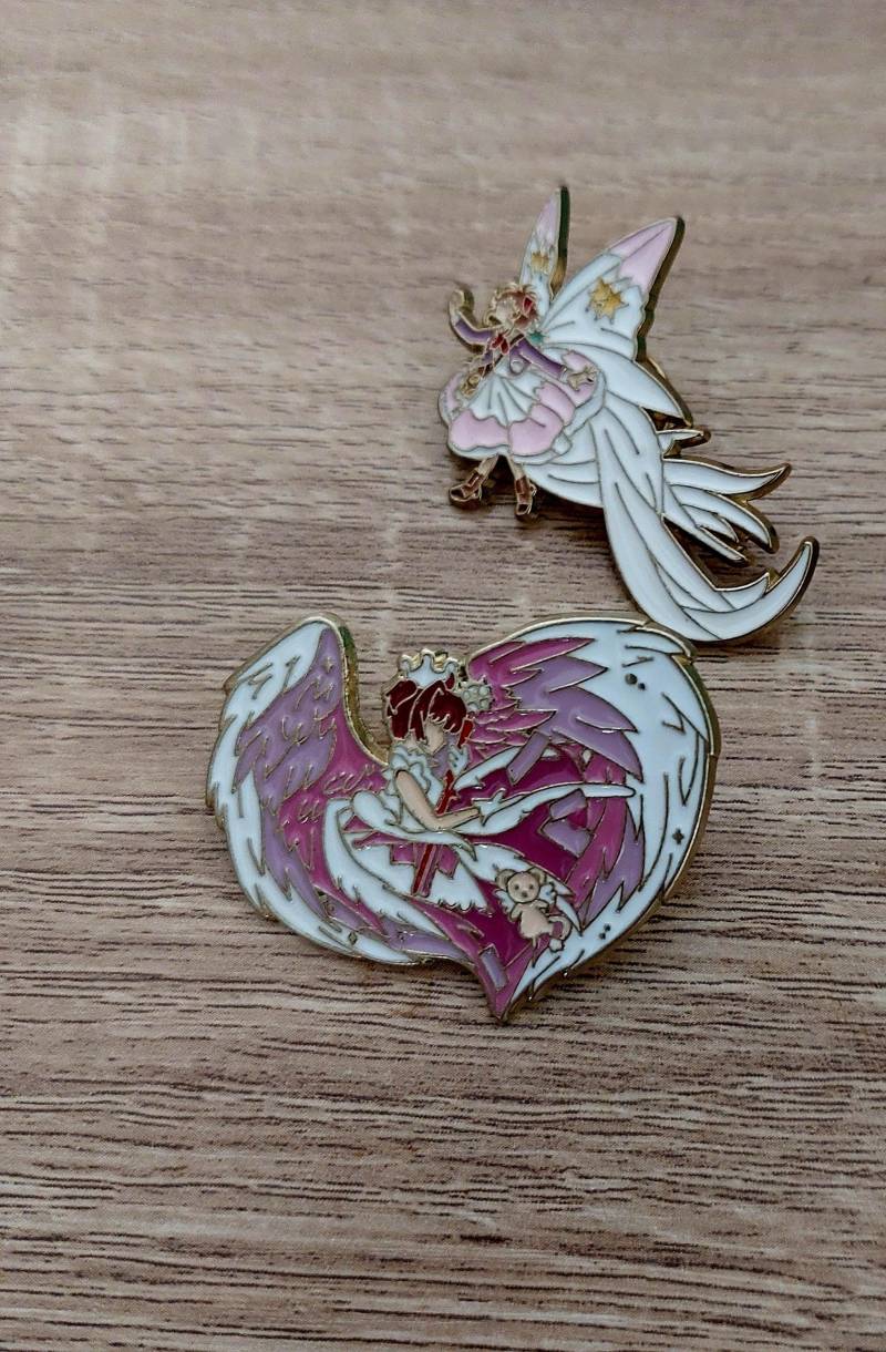 Anstecker Sakura 2Er Set Big The Card Captor Kerberos Weiß Rosa Brosche Taschen Kleidung Magical Girl Big Hard Enamel Pin Anstecker Sakura 2Er Set Big The Card Captor Kerberos Weiß Rosa Brosche Taschen Kleidung Magical Girl Big Hard Enamel Pin von InspiredbyJulez