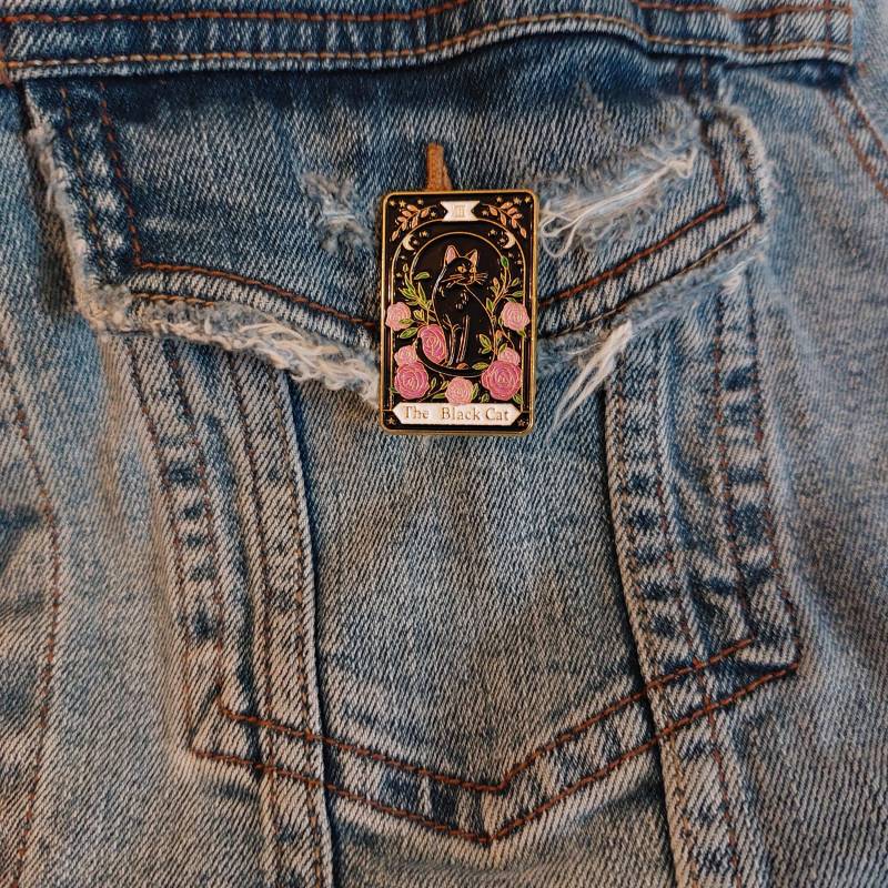 Anstecker Schwarze Katze Tarot Karte The Black Cat Mit Blumen Rosen Rot Rosa Cute Pin Cat Lover Witch Hard Enamel Pin Black Tarotkatze von InspiredbyJulez