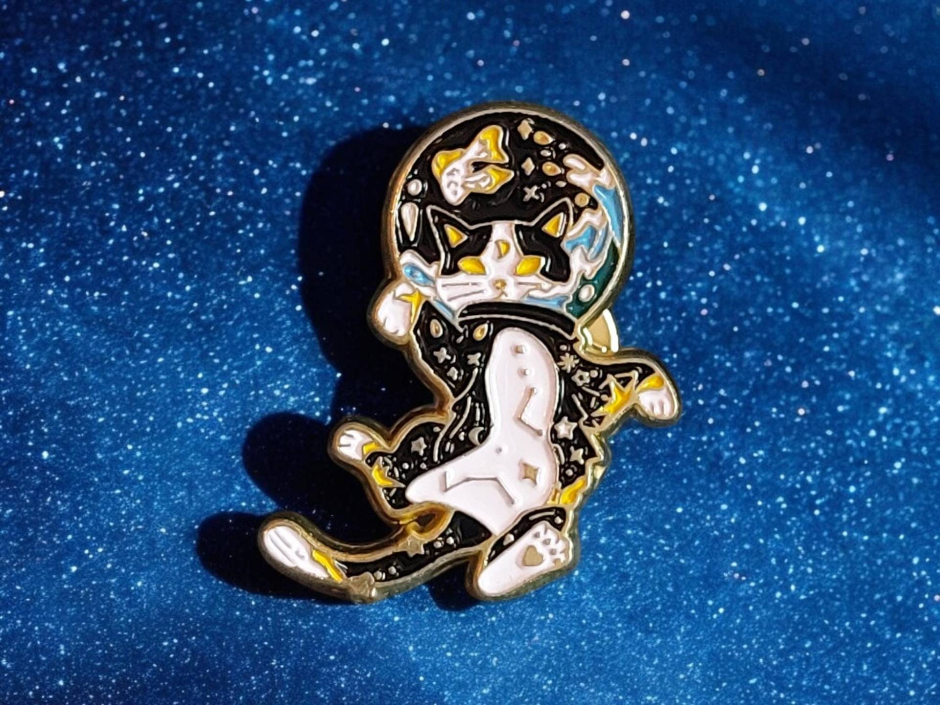 Anstecker Space Cat Sternenbild Katze Mit Helm Weltall Outer Schwarz Weiße Lover Astronauten von InspiredbyJulez