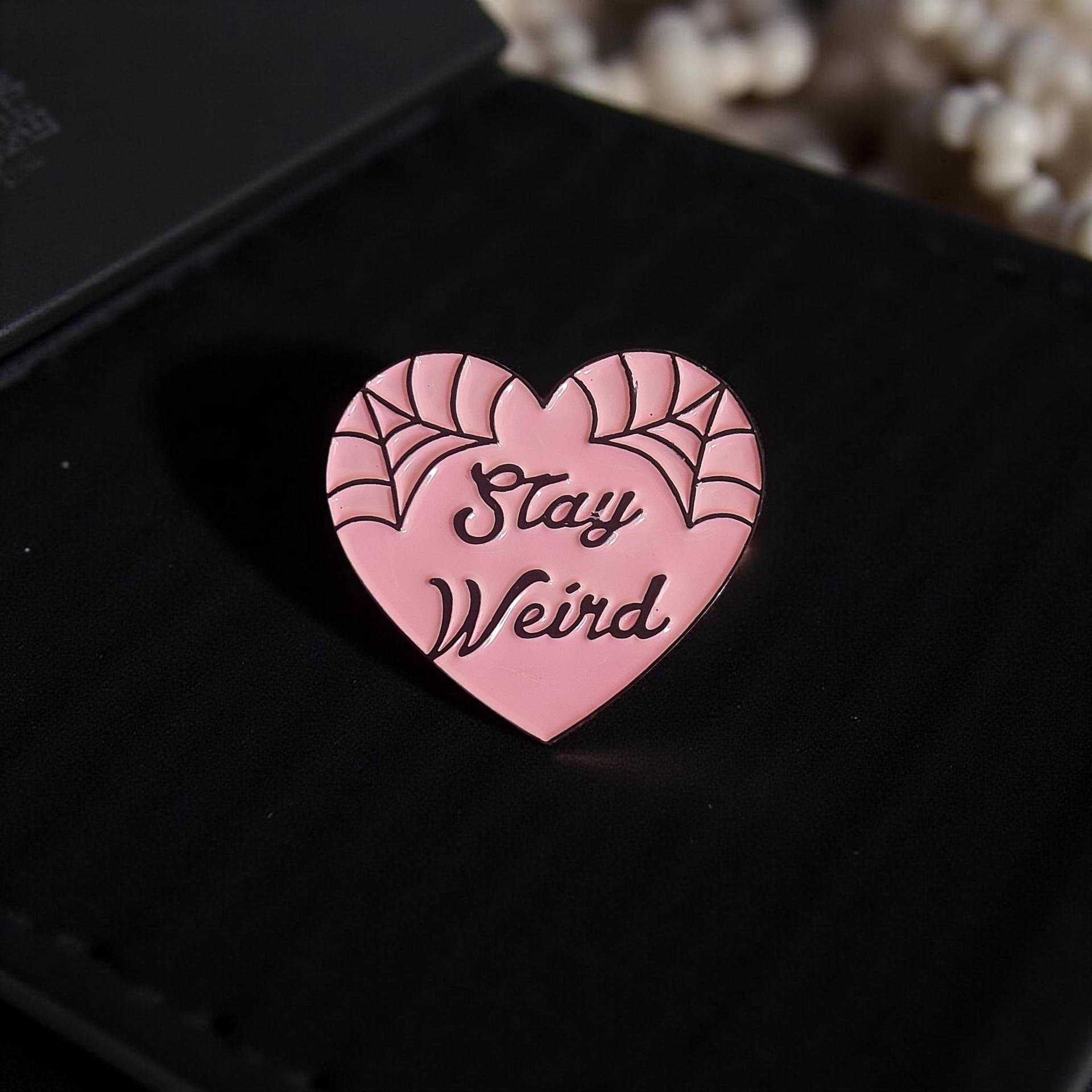 Anstecker Stay Weird Herz Rosa Heart Pin - Fledermäuse Spinnweben Schwarz Mit Spruch Geschenkidee Weird Friends Anstecker Stay Weird Herz Rosa Heart Pin - Fledermäuse Spinnweben Schwarz Mit Spruch Geschenkidee Weird Friends von InspiredbyJulez