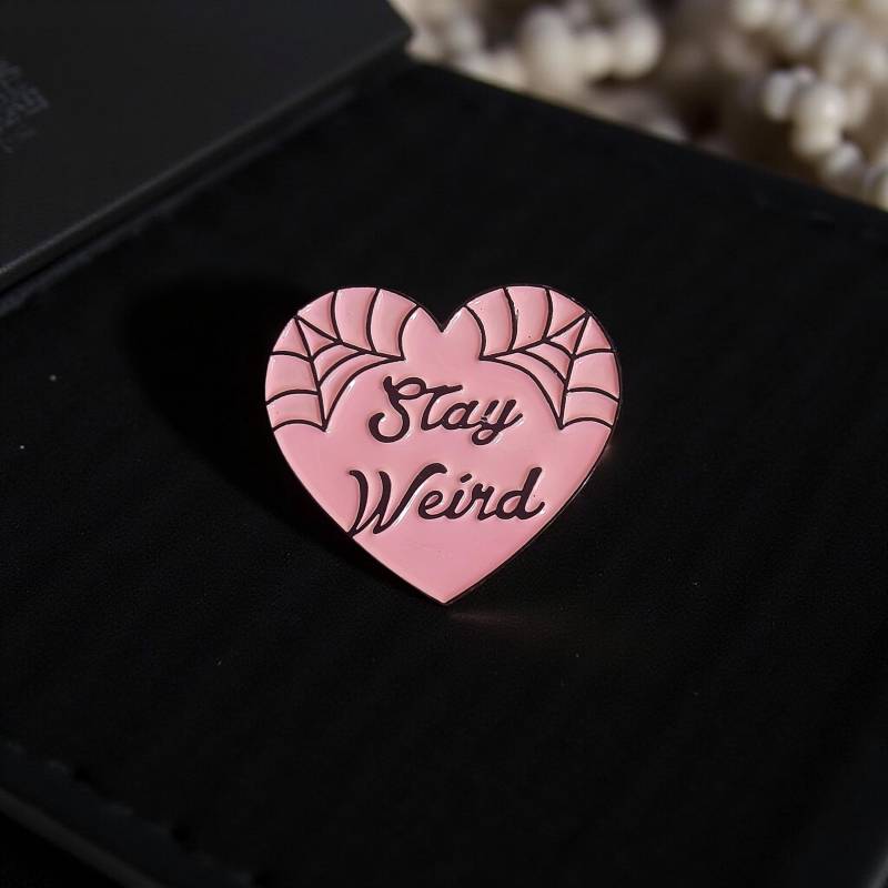 Anstecker Stay Weird Herz Rosa Heart Pin - Fledermäuse Spinnweben Schwarz Mit Spruch Geschenkidee Weird Friends von InspiredbyJulez